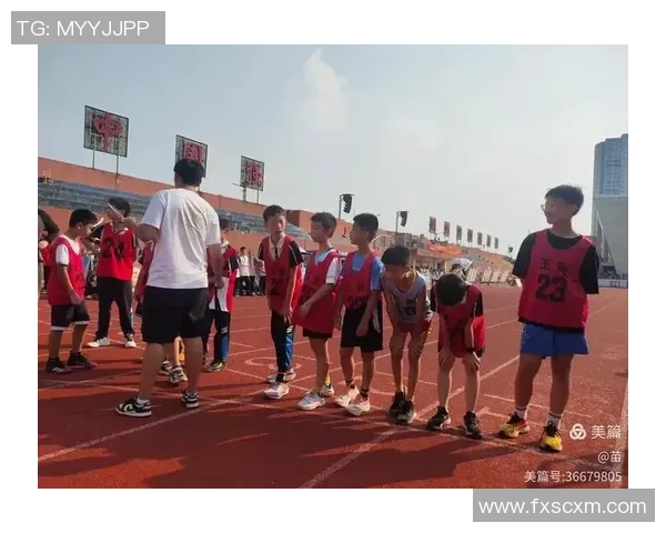 小孩梦想成真与足球明星同场踢球的奇妙瞬间