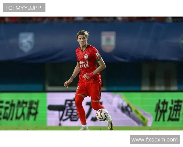 足球明星意外失误瞬间曝光引发热议球迷反应各异